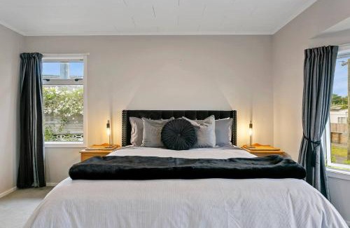 Taupo House | Beautiful Three Bedroom Home with Lake Views