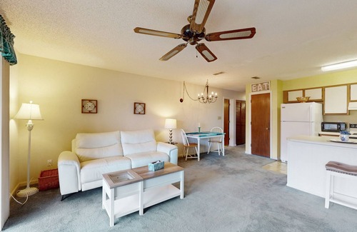 Surfside Beach Condo | Beautiful townhouse, outdoor patio, shared pool and Free WIFI
