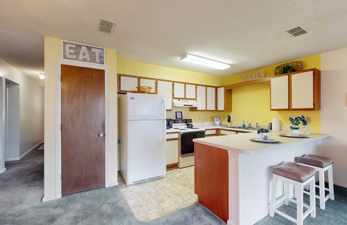 Surfside Beach Condo | Beautiful townhouse, outdoor patio, shared pool and Free WIFI