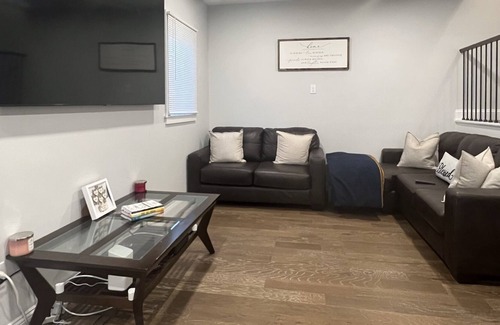 Vauxhall House | Beautiful Townhouse 30 minutes from midtown NYC!