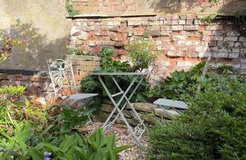 Montpellier House | Beautiful Townhouse Close to Montpellier, Sleeps 6