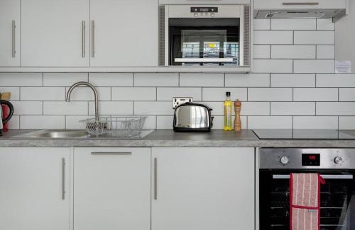 Montpellier House | Beautiful Townhouse Close to Montpellier, Sleeps 6