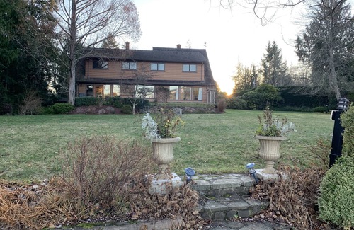 Chemainus House | Beautiful traditional family home and garden beside a lake