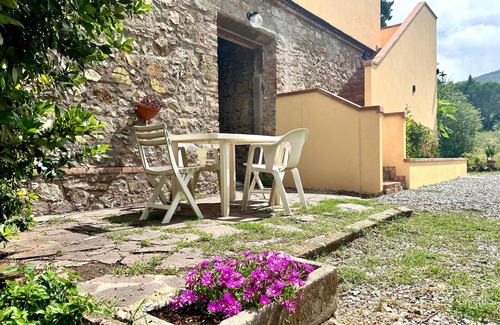Canneto House | Beautiful Tuscan-style farmhouse surrounded by nature.