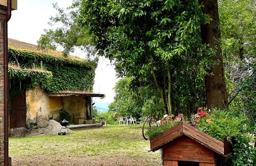 Canneto House | Beautiful Tuscan-style farmhouse surrounded by nature.