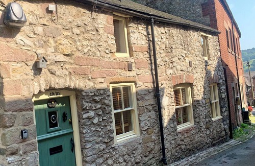 Wirksworth Cottage | Beautiful two-bedroom stone cottage in Wirksworth, Derbyshire, Pet Friendly