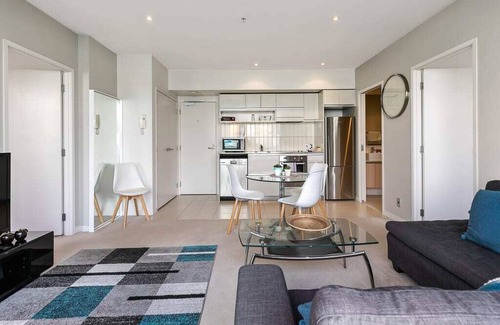 Auckland Central Business District Apartment | Beautiful Two Bedroom - Pool, Gym & Free Parking!
