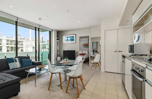 Auckland Central Business District Apartment | Beautiful Two Bedroom - Pool, Gym & Free Parking!