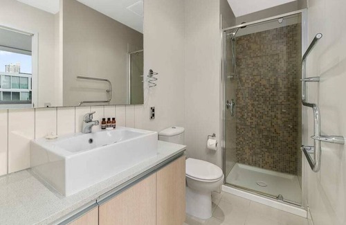 Auckland Central Business District Apartment | Beautiful Two Bedroom - Pool, Gym & Free Parking!