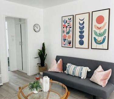Belmont Shore Apartment | Beautiful unit in the heart of Belmont Shores !