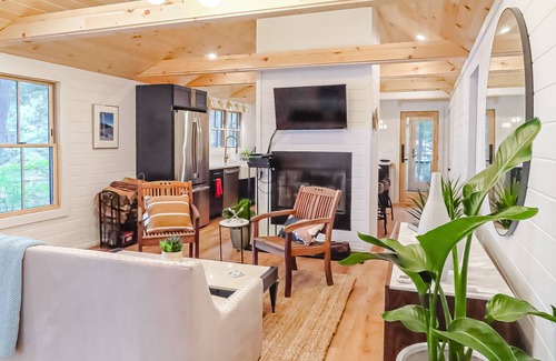 Moultonborough Cottage | Beautiful updated lakefront home with a washer/dryer, grill & dog-friendly