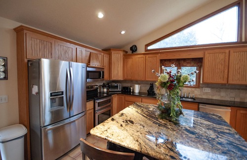 Young Harris Cabin | Beautiful Upscale 5 Bedroom Vacation Rental with Mountain Views Game Room