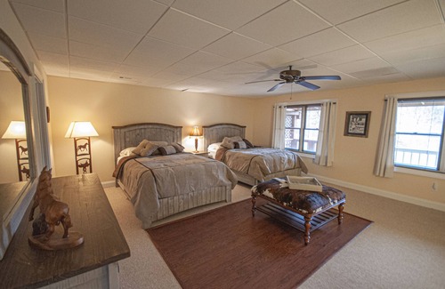 Young Harris Cabin | Beautiful Upscale 5 Bedroom Vacation Rental with Mountain Views Game Room