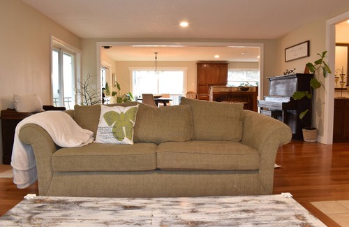 Gaston House | Beautiful Upstairs with Decks in Heart of Premiere Oregon Wine Country