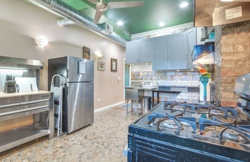 Chicago Apartment | Beautiful Urban Loft Style Apt* Safe Secure* Great Location* 2 Bedrooms*