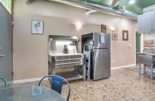 Chicago Apartment | Beautiful Urban Loft Style Apt* Safe Secure* Great Location* 2 Bedrooms*