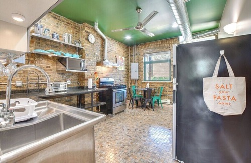 Chicago Apartment | Beautiful Urban Loft Style Apt* Safe Secure* Great Location* 2 Bedrooms*