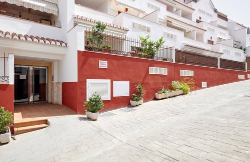 Velez de Benaudalla Apartment | Beautiful vacation apartment with private terrace