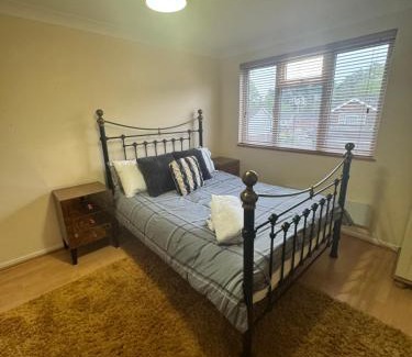 Bracknell House | Beautiful very large double bedroom