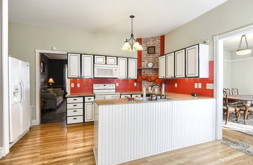 Deadwood Cabin | Beautiful Victorian Property On Lead, SD Main Street w/View From Front Patio