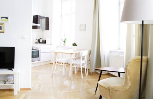 Roßau Apartment | Beautiful Viennese Apartment in City Center