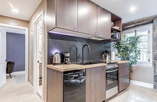 Vieux-Quebec-Cap-Blanc-colline Parlementaire Apartment | Beautiful Vieux Quebec 2 Bed Apt