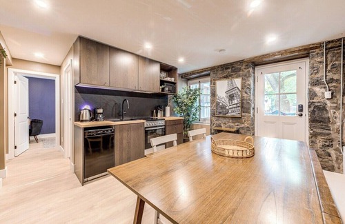 Vieux-Quebec-Cap-Blanc-colline Parlementaire Apartment | Beautiful Vieux Quebec 2 Bed Apt