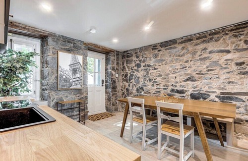 Vieux-Quebec-Cap-Blanc-colline Parlementaire Apartment | Beautiful Vieux Quebec 2 Bed Apt