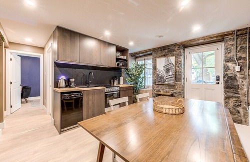 Vieux-Quebec-Cap-Blanc-colline Parlementaire Hotel | Beautiful Vieux Quebec 2 Bed Apt