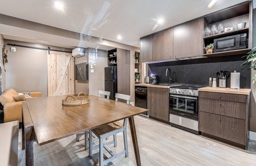 Vieux-Quebec-Cap-Blanc-colline Parlementaire Hotel | Beautiful Vieux Quebec 2 Bed Apt