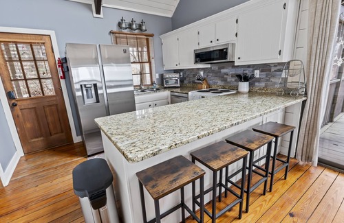 Big Canoe Cabin | Beautiful Views, Arcade, Shuffleboard, Pinball, 4BR 3BA - 3 King Beds