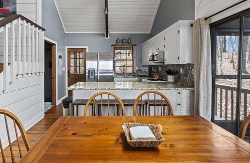 Big Canoe Cabin | Beautiful Views, Arcade, Shuffleboard, Pinball, 4BR 3BA - 3 King Beds