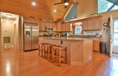 River Ridge House | Beautiful Views & Easy Access. 15 min to Waynesville and 30 Min to Asheville