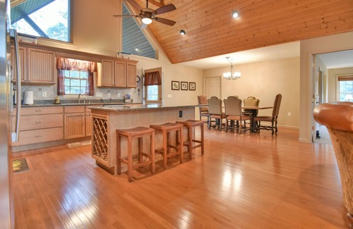 River Ridge House | Beautiful Views & Easy Access. 15 min to Waynesville and 30 Min to Asheville