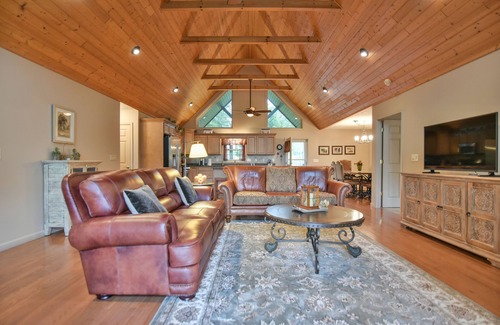 River Ridge House | Beautiful Views & Easy Access. 15 min to Waynesville and 30 Min to Asheville