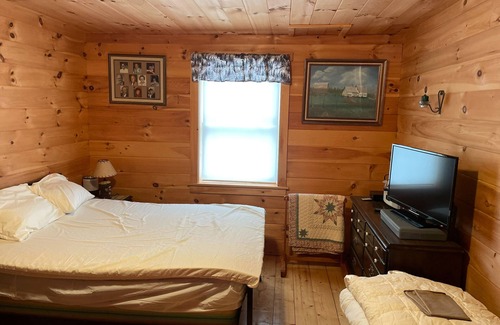 Eastern Vermont House | Beautiful views. Sleeps 6. Nearby stores & restaurants 20 Mins to Stowe.
