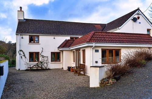 Westleigh House | Beautiful villa for 8 guests with WIFI, terrace and parking