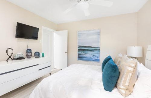 Boca Raton House | Beautiful Villa 4 BD 3 BA with Heated Private Pool, Close to Beach