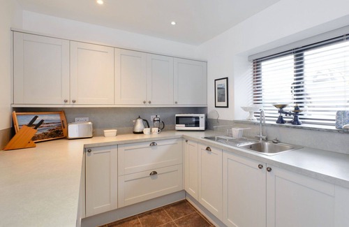 Goldsithney House | Beautiful villa for 4 guests with WIFI, TV, pets allowed and parking