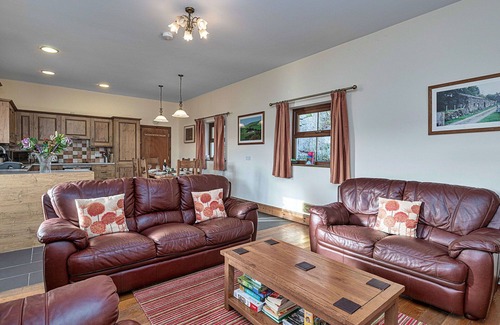Glandyfi House | Beautiful villa for 6 guests with hot tub, WIFI, TV, pets allowed and parking