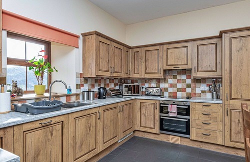 Glandyfi House | Beautiful villa for 6 guests with hot tub, WIFI, TV, pets allowed and parking
