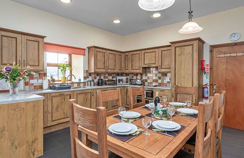 Glandyfi House | Beautiful villa for 6 guests with hot tub, WIFI, TV, pets allowed and parking