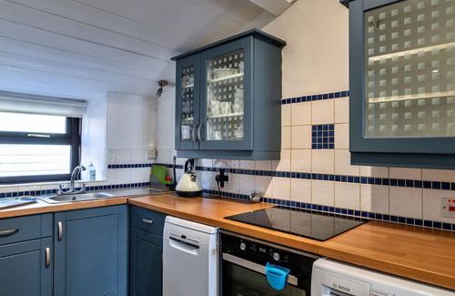 Sennen Cove House | Beautiful villa for 3 guests with WIFI, pets allowed and parking
