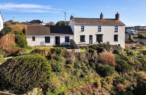 Sennen Cove House | Beautiful villa for 3 guests with WIFI, pets allowed and parking