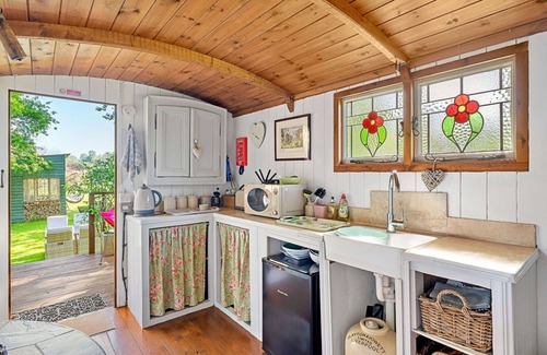 Dunbridge House | Beautiful villa for 4 guests with pets allowed and parking