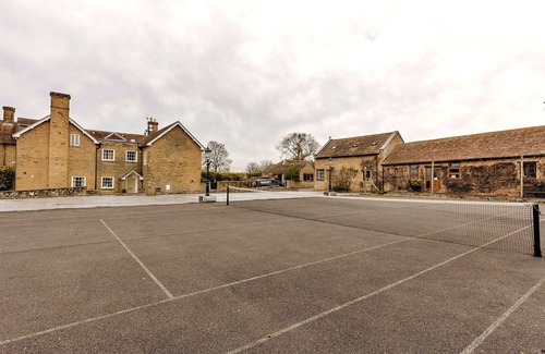 Craven Arms House | Beautiful villa for 4 guests with pool, WIFI and parking