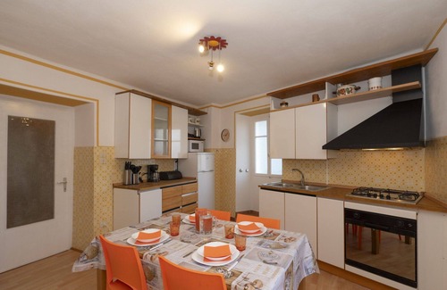 Comero House | Beautiful villa for 4 guests with WIFI, TV, balcony, pets allowed and parking