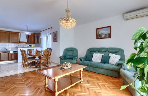 Sajini House | Beautiful villa for 6 guests with WIFI, private pool, A/C, TV, terrace and parking