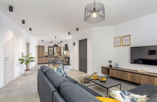 Vrznaveri House | Beautiful villa for 6 people with WIFI, A/C, private pool, TV, terrace, pets allowed and parking