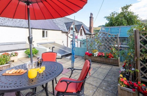Corwen House | Beautiful villa for 4 guests with WIFI, TV, patio, pets allowed and parking